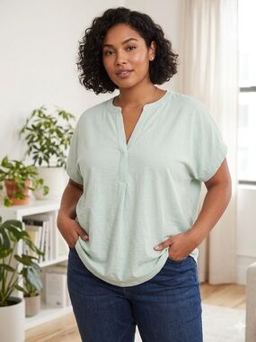 Ava & Viv Split V-Neck Tunic Top in Light Mint